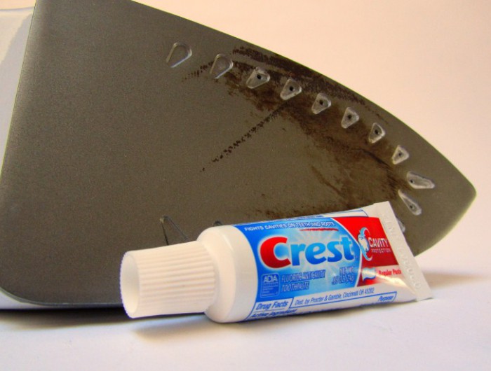 чистим утюг зубной пастой