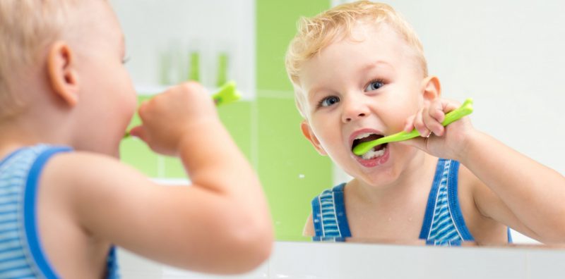 Как чистить зубы ребенку в год?