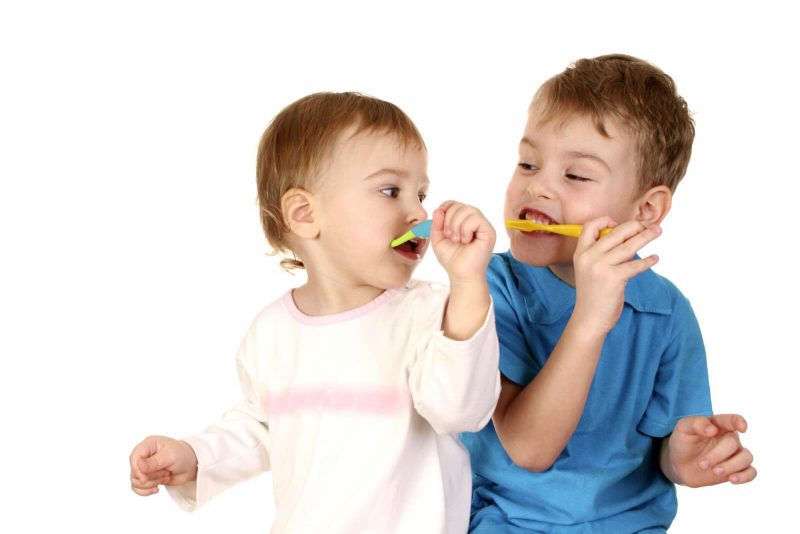 Как научить малыша чистить зубы играя?