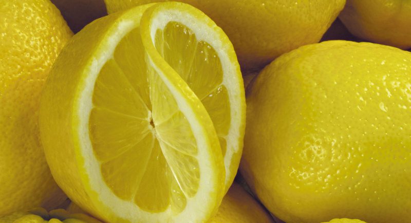 Помыть акриловую ванну можно соком лимона