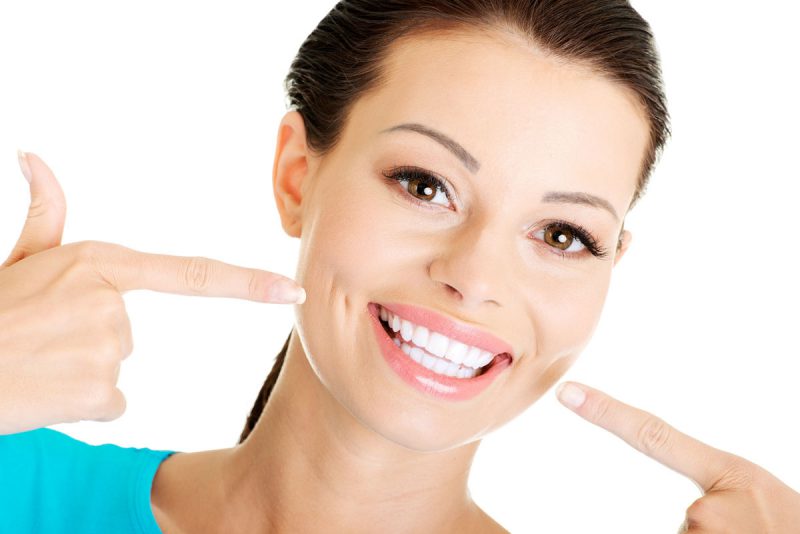 Как отбелить зубные протезы дома? 