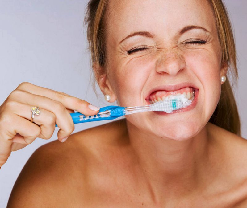 Отбеливание зубов с применением абразивной зубной пасты